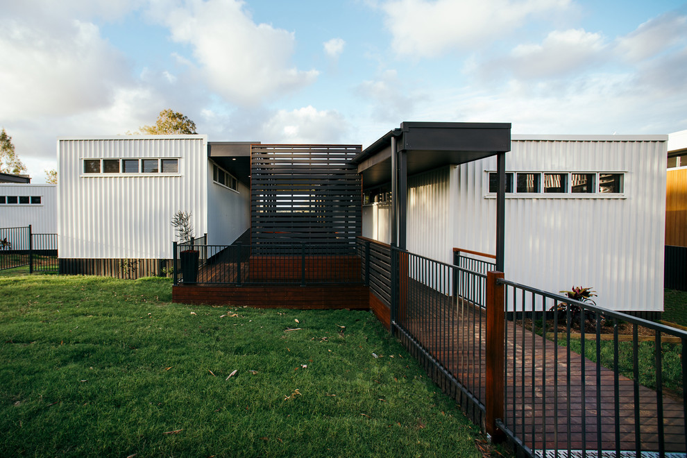 Medium sized and brown contemporary bungalow semi-detached house in Brisbane with wood cladding.