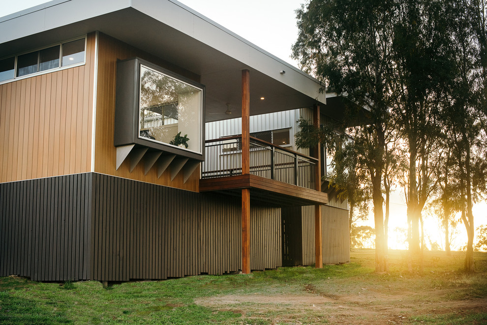 Idee per la facciata di una casa bifamiliare marrone contemporanea a un piano di medie dimensioni con rivestimento in legno