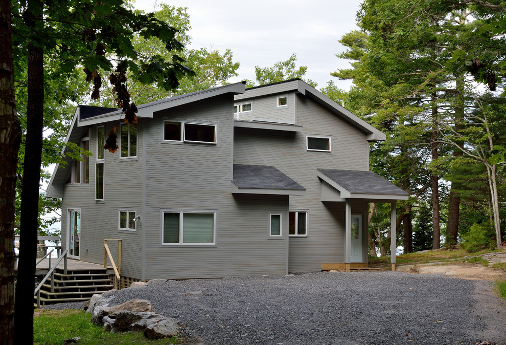 Стильный дизайн: маленький, двухэтажный, деревянный, серый дом в современном стиле с односкатной крышей для на участке и в саду - последний тренд