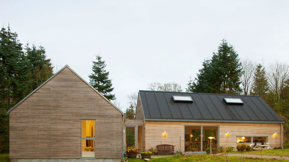 Idée de décoration pour une façade de maison nordique en bois de taille moyenne et de plain-pied.