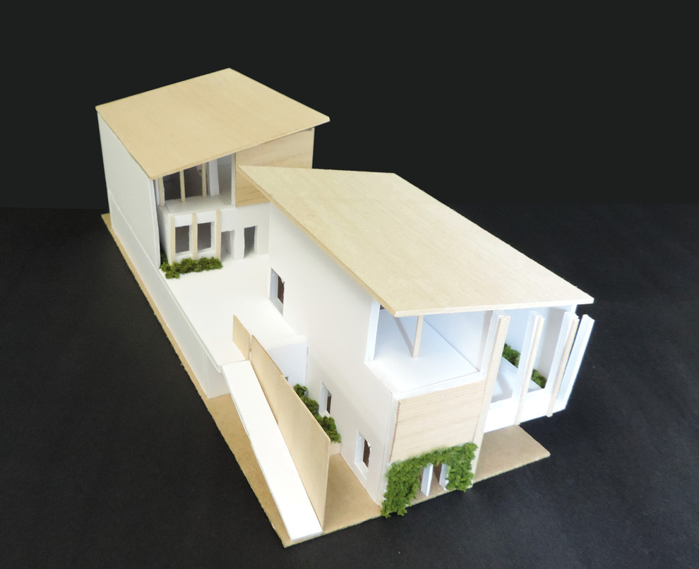 Dreistöckiges Wohnung mit Betonfassade, weißer Fassadenfarbe, Pultdach und Misch-Dachdeckung in Portland