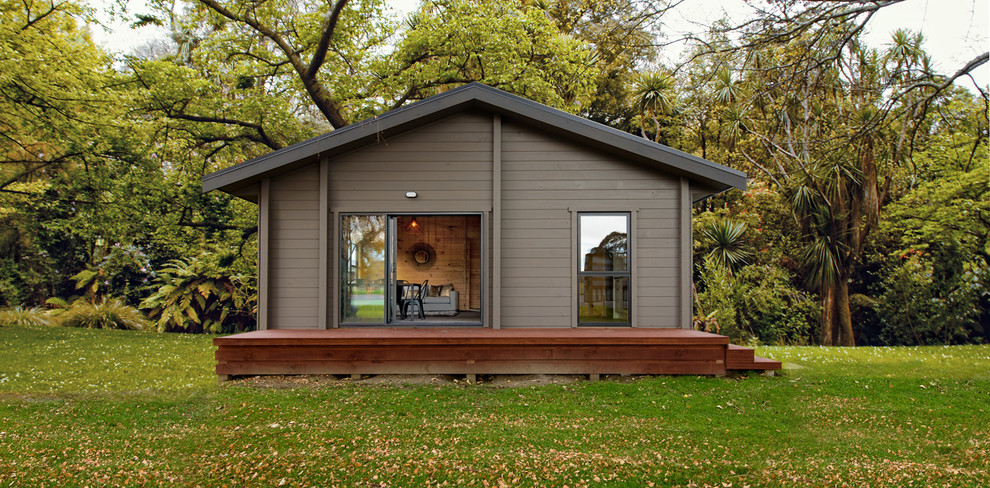 Источник вдохновения для домашнего уюта: маленький, одноэтажный, деревянный, серый частный загородный дом в скандинавском стиле с двускатной крышей и металлической крышей для на участке и в саду