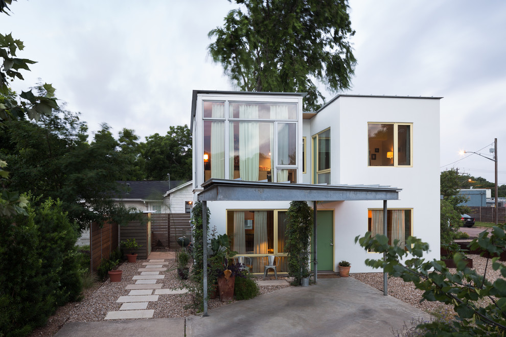 Diseño de fachada de casa blanca bohemia pequeña de dos plantas con revestimiento de estuco, tejado plano y tejado de metal