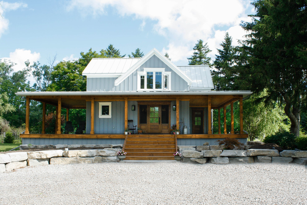 Идея дизайна: деревянный, серый, одноэтажный дом среднего размера в стиле кантри с двускатной крышей