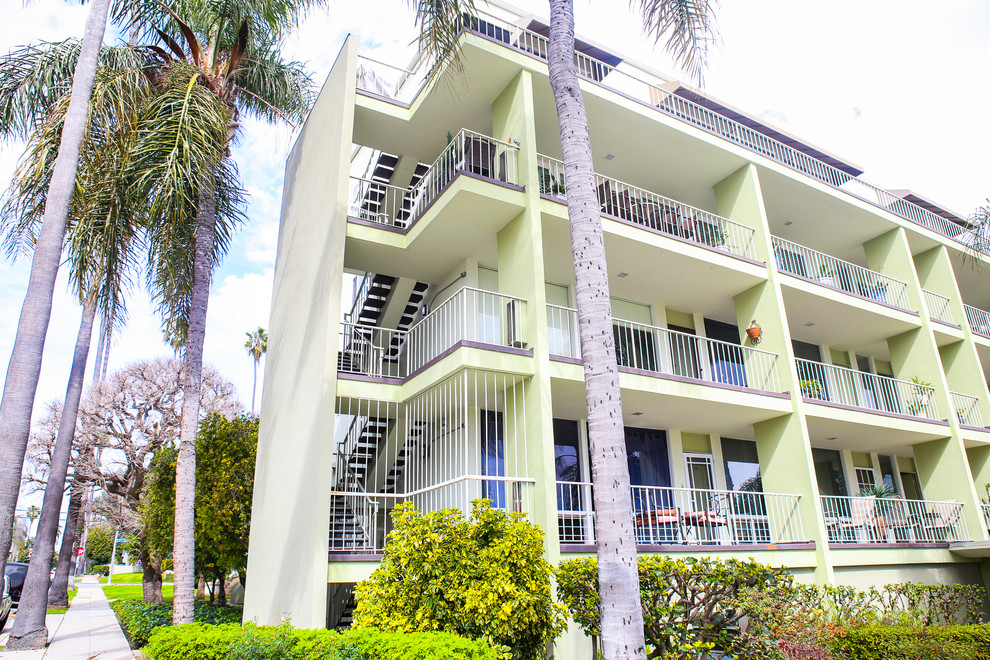 Geräumiges, Dreistöckiges Modernes Wohnung mit Putzfassade und grüner Fassadenfarbe in Los Angeles