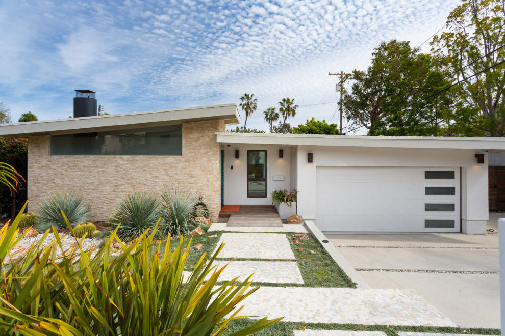 Design ideas for a medium sized midcentury house exterior in Los Angeles.