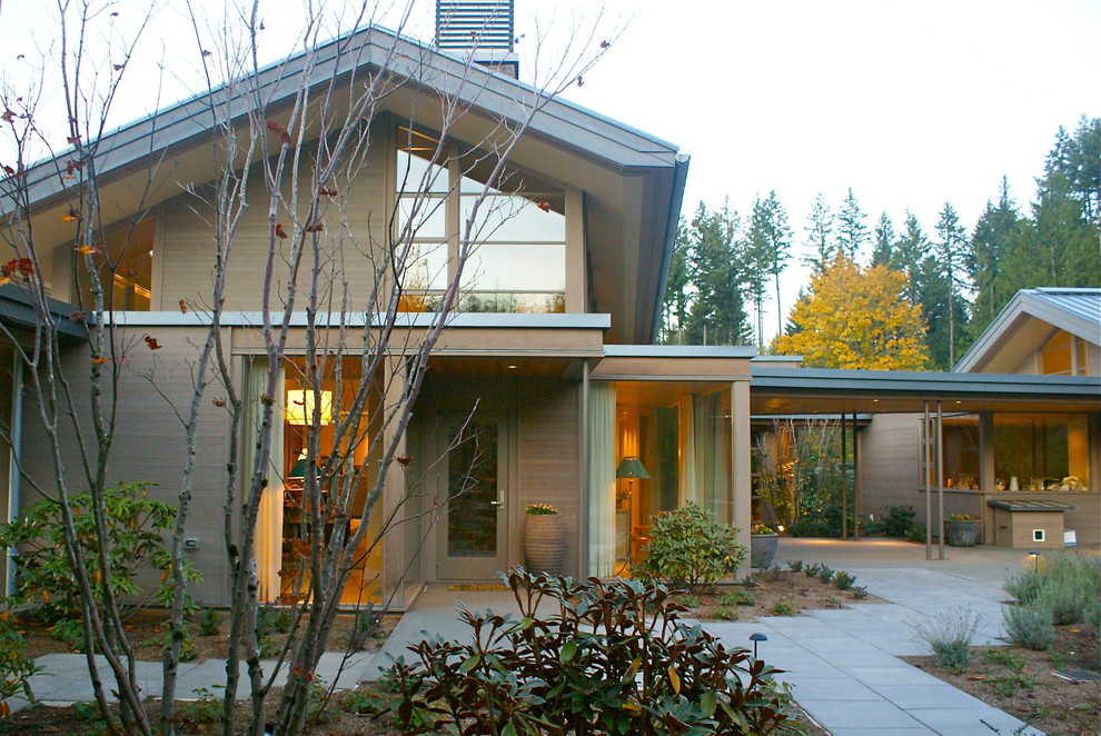 Photo of a contemporary two floor house exterior in Seattle.