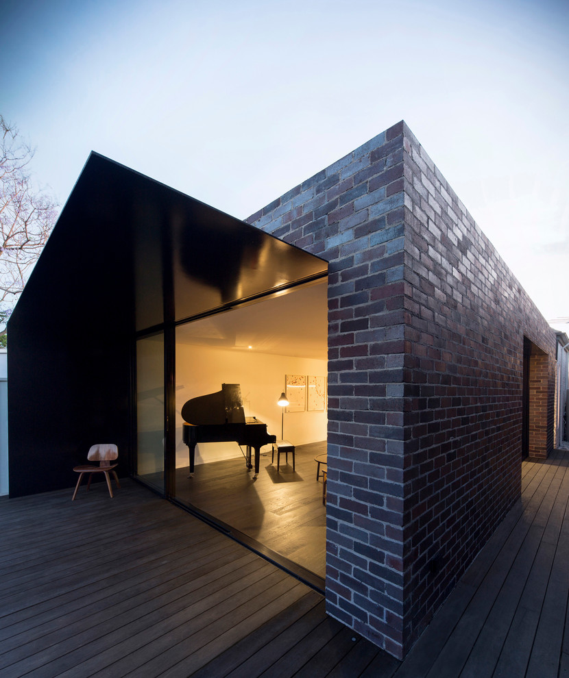 Kleines, Einstöckiges Modernes Haus mit Backsteinfassade, schwarzer Fassadenfarbe und Flachdach in Sydney