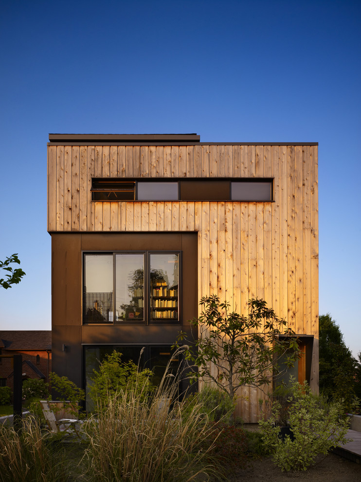 Cette image montre une façade de maison noire minimaliste à deux étages et plus et de taille moyenne avec un revêtement mixte et un toit plat.