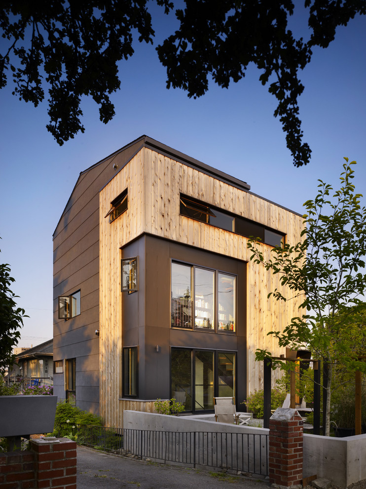 Réalisation d'une façade de maison grise design à deux étages et plus et de taille moyenne avec un revêtement mixte et un toit à deux pans.