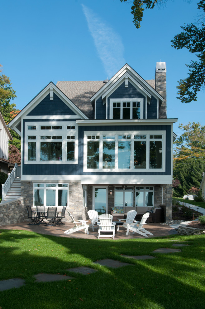 Стильный дизайн: трехэтажный, синий дом среднего размера в морском стиле с облицовкой из ЦСП и двускатной крышей - последний тренд