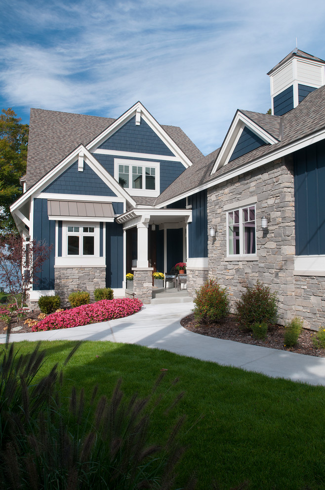 Mittelgroßes, Dreistöckiges Maritimes Haus mit Faserzement-Fassade, blauer Fassadenfarbe und Satteldach in Grand Rapids