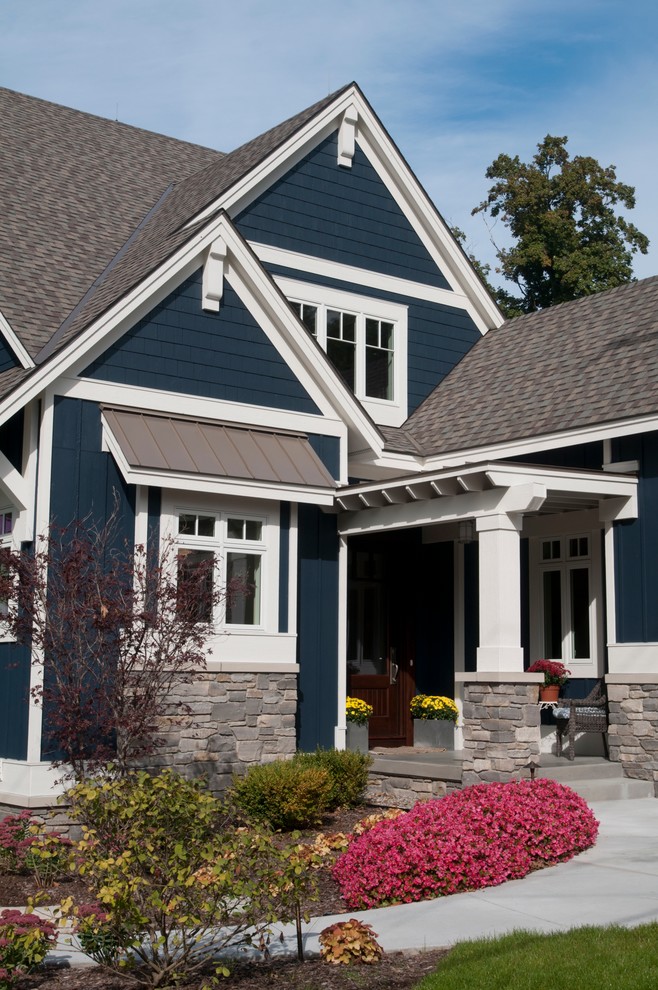Immagine della facciata di una casa blu stile marinaro a tre piani di medie dimensioni con rivestimento con lastre in cemento e tetto a capanna