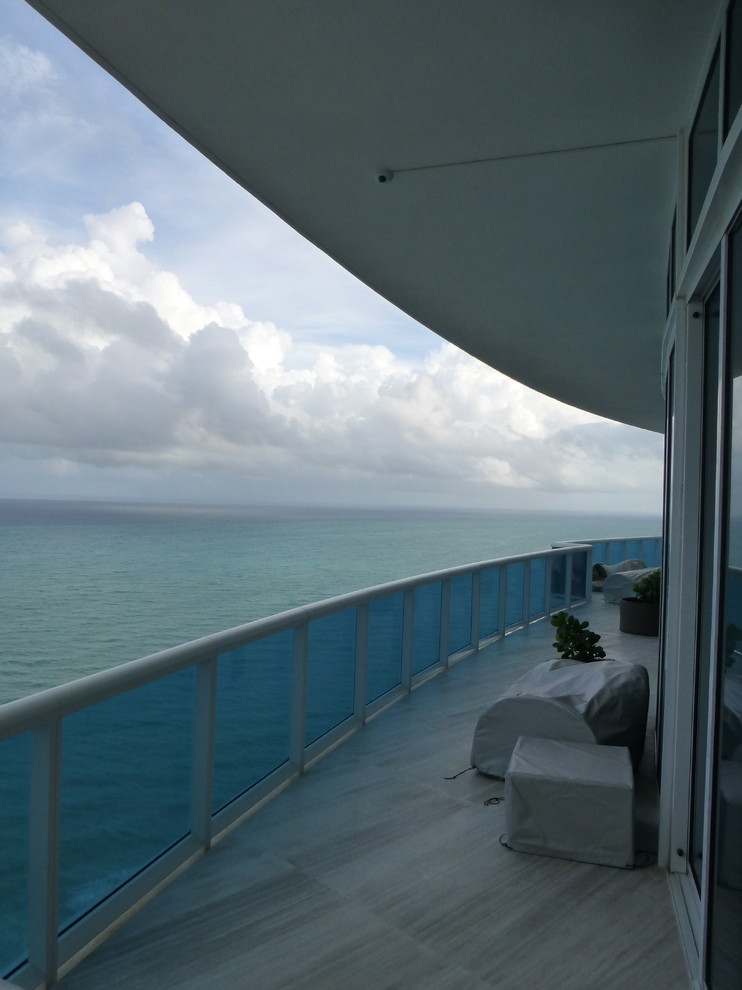 Inspiration for a large modern balcony in Miami.