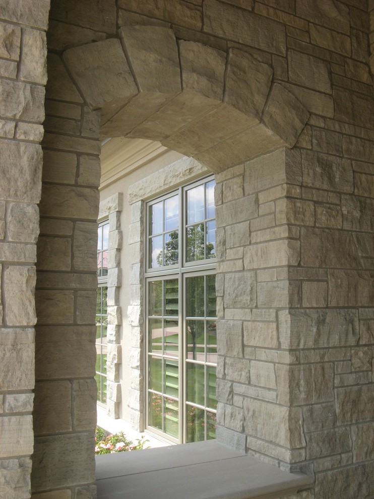Modelo de fachada de casa blanca clásica con revestimiento de piedra