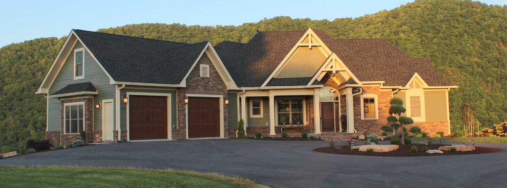 Réalisation d'une grande façade de maison verte craftsman de plain-pied avec un revêtement mixte et un toit à quatre pans.
