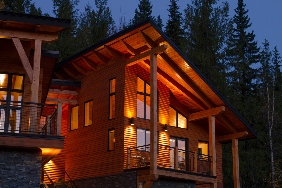 Foto della facciata di una casa ampia marrone american style a due piani con rivestimento in legno