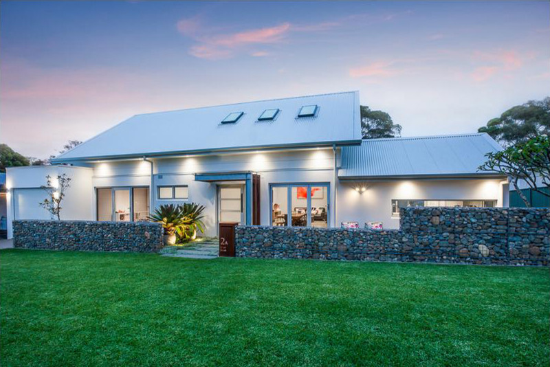 Zweistöckiges Modernes Haus mit Metallfassade und Satteldach in Sydney