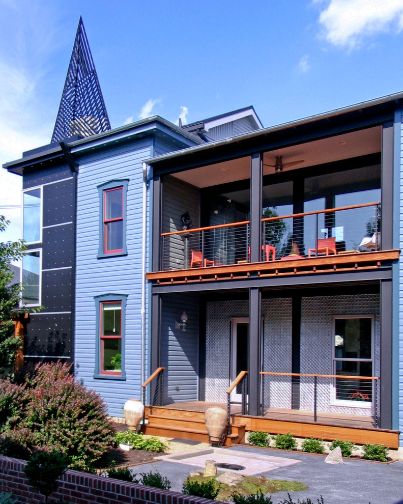 Ispirazione per la facciata di una casa blu moderna a due piani con rivestimenti misti e tetto a capanna