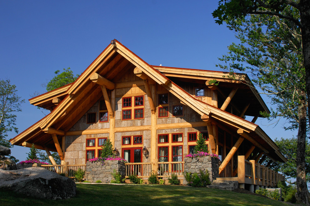 Cette image montre une façade de maison marron chalet en bois à un étage et de taille moyenne.