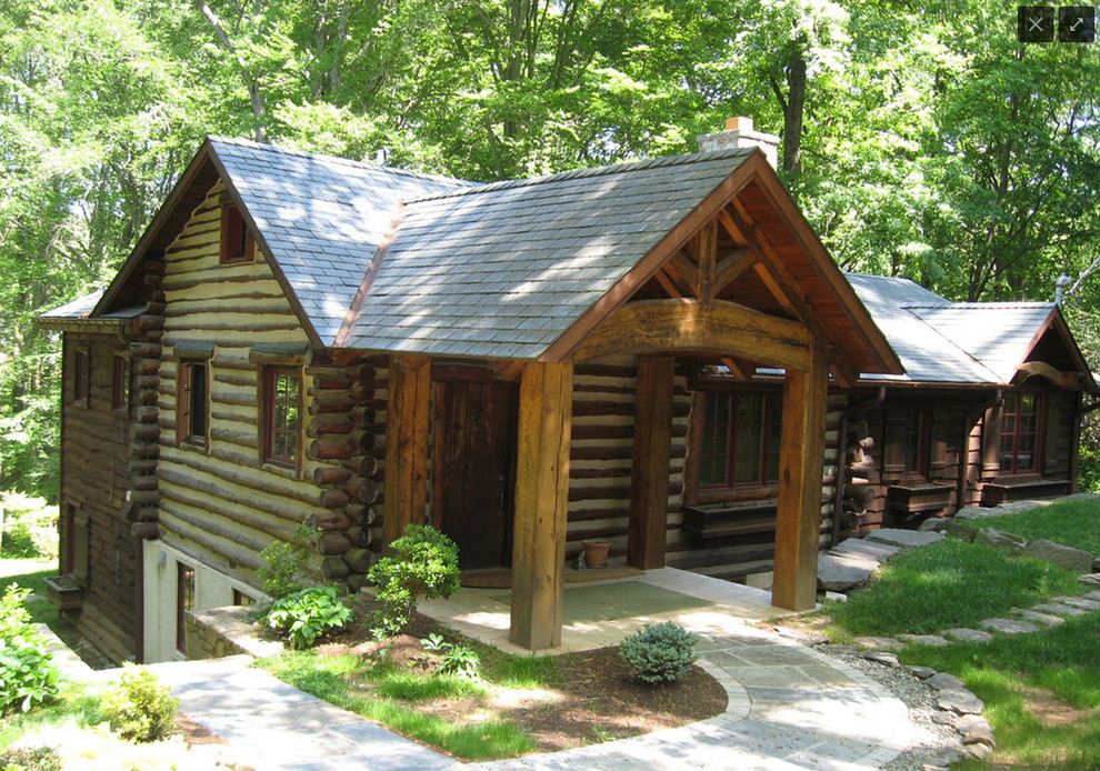 Exemple d'une façade de maison marron montagne en bois à un étage.
