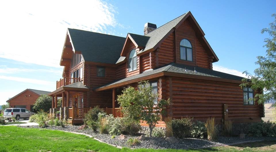 Zweistöckige, Große Urige Holzfassade Haus mit brauner Fassadenfarbe und Satteldach in Boise