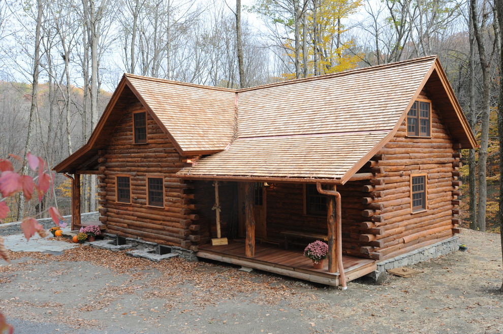 На фото: двухэтажный, деревянный, коричневый дом в стиле рустика с