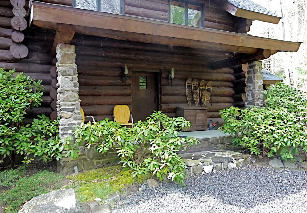 Exemple d'une façade de maison marron montagne en bois de taille moyenne et à deux étages et plus.