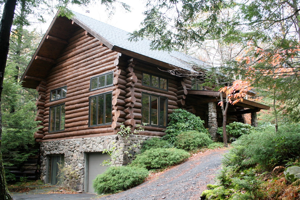 Imagen de fachada marrón rural de tamaño medio de tres plantas con revestimiento de madera