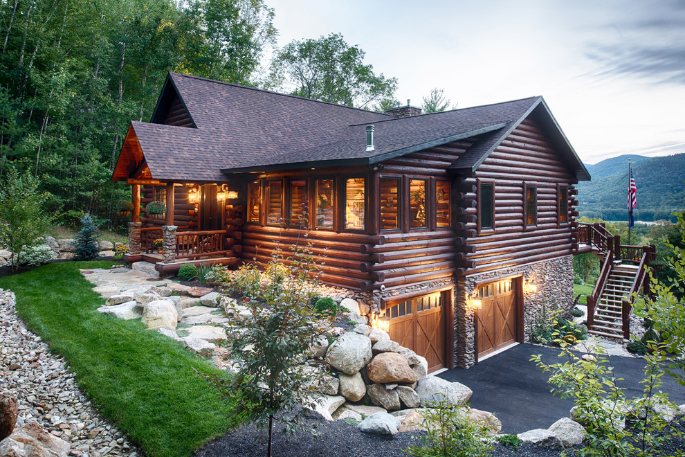 Großes, Zweistöckiges Uriges Einfamilienhaus mit Mix-Fassade, brauner Fassadenfarbe, Satteldach und Schindeldach in Portland Maine