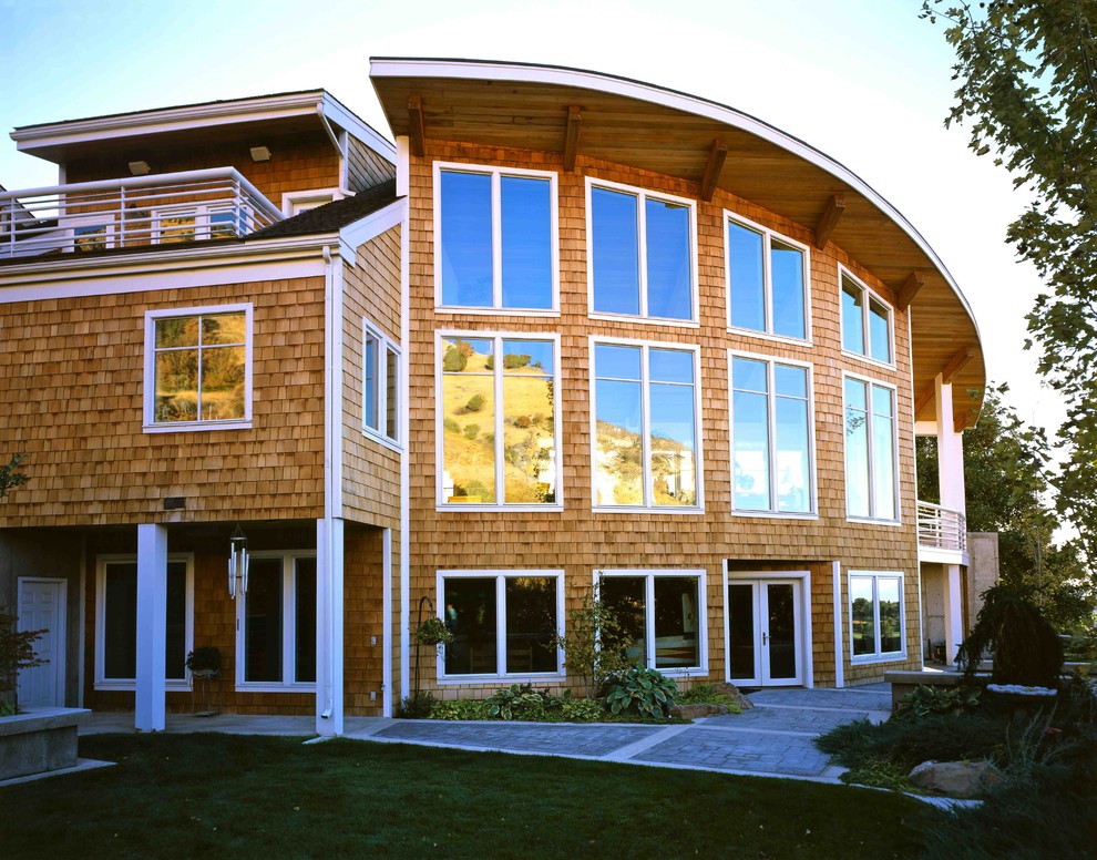 Свежая идея для дизайна: большой, трехэтажный, деревянный, коричневый дом в современном стиле - отличное фото интерьера