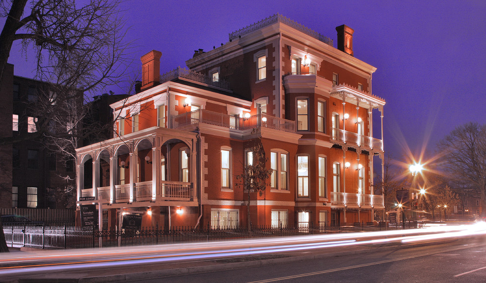 Großes, Dreistöckiges Klassisches Haus mit Backsteinfassade, roter Fassadenfarbe und Flachdach in Washington, D.C.