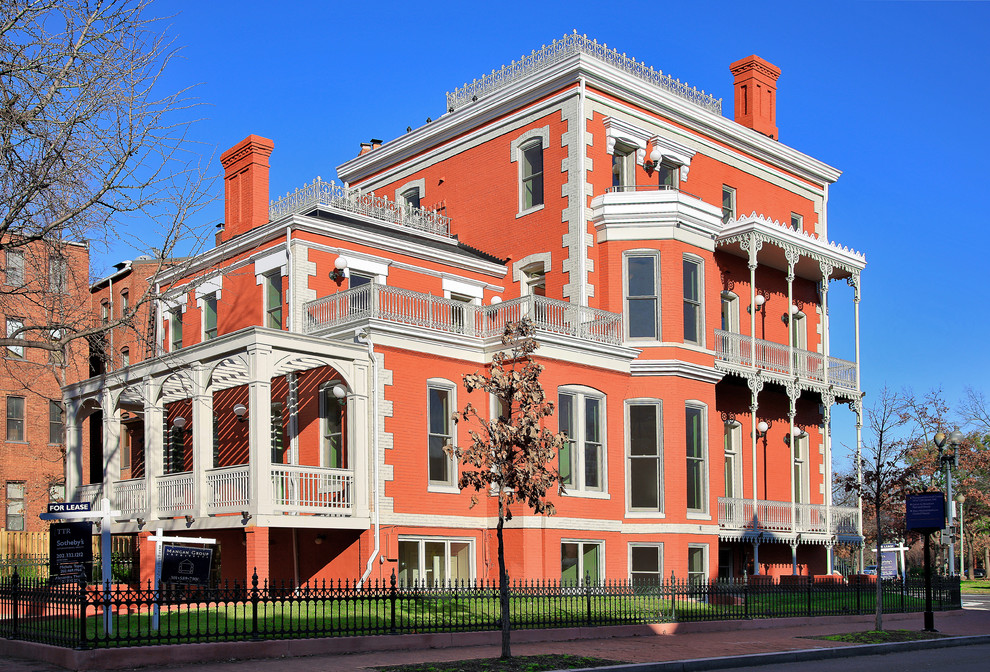 Großes, Dreistöckiges Klassisches Haus mit Backsteinfassade und roter Fassadenfarbe in Washington, D.C.