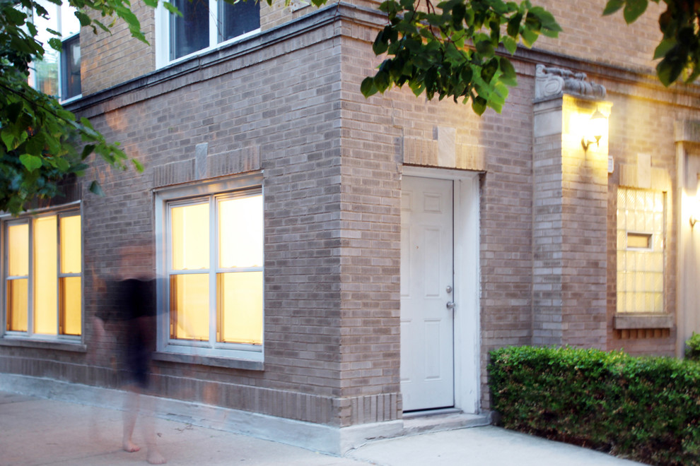 Mittelgroßes, Einstöckiges Eklektisches Wohnung mit Backsteinfassade, beiger Fassadenfarbe und Flachdach in Chicago