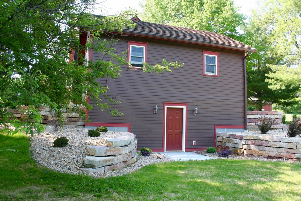 Imagen de fachada marrón de estilo de casa de campo de dos plantas con tejado a dos aguas