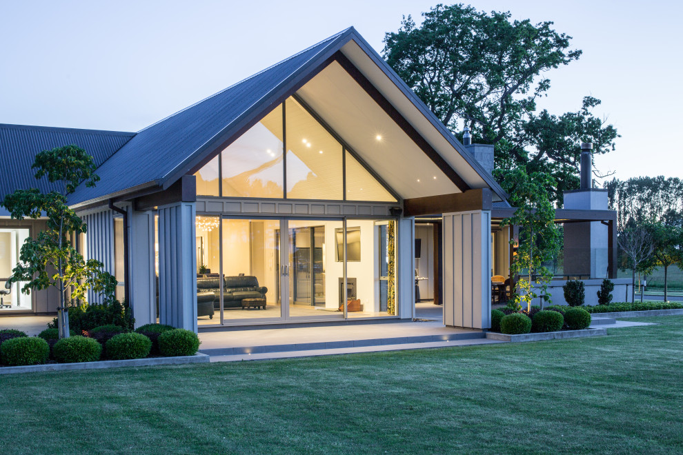 Свежая идея для дизайна: одноэтажный дом с двускатной крышей и металлической крышей - отличное фото интерьера