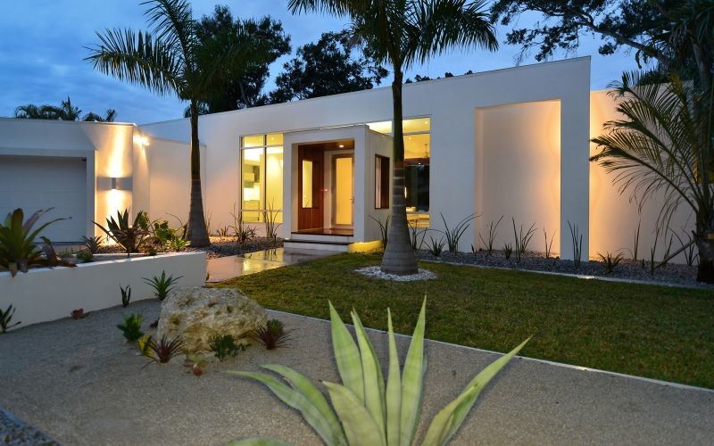Пример оригинального дизайна: одноэтажный, белый дом среднего размера в современном стиле с облицовкой из цементной штукатурки