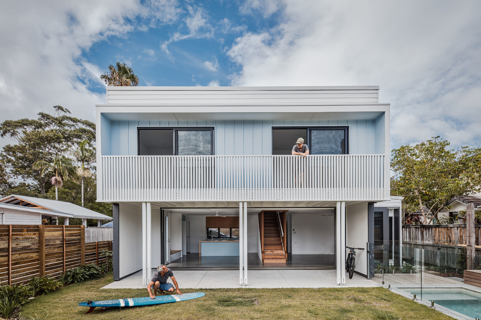 Zweistöckiges Maritimes Einfamilienhaus mit blauer Fassadenfarbe und Flachdach in Gold Coast - Tweed