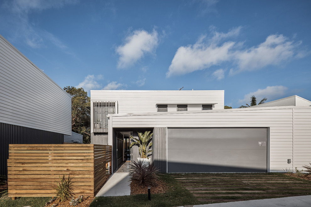 Zweistöckiges Maritimes Einfamilienhaus mit weißer Fassadenfarbe und Flachdach in Gold Coast - Tweed