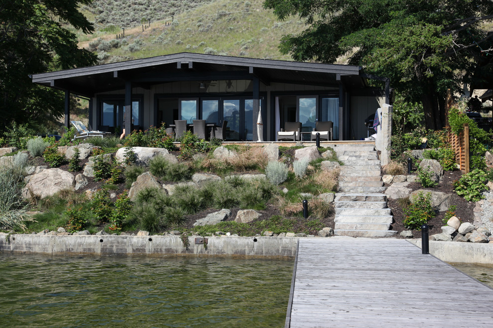 Idee per la facciata di una casa piccola stile marinaro a un piano con terreno in pendenza