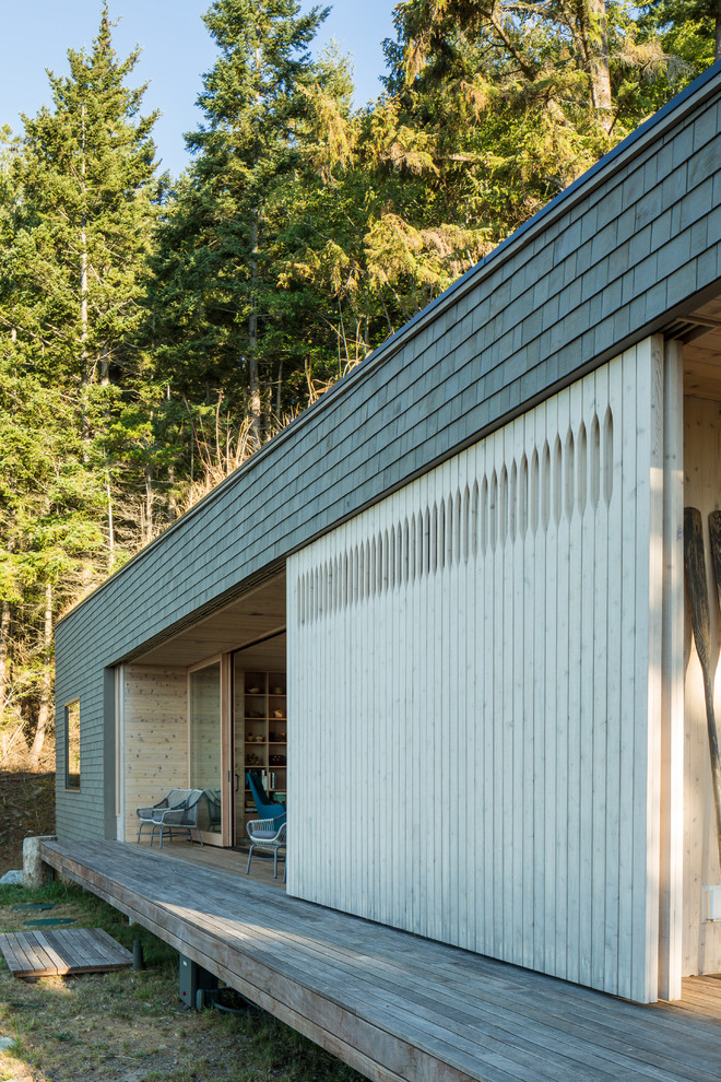 Mittelgroße, Einstöckige Moderne Holzfassade Haus mit grauer Fassadenfarbe und Flachdach in Seattle