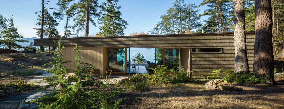 Modelo de fachada gris moderna de tamaño medio de una planta con revestimiento de madera y tejado plano