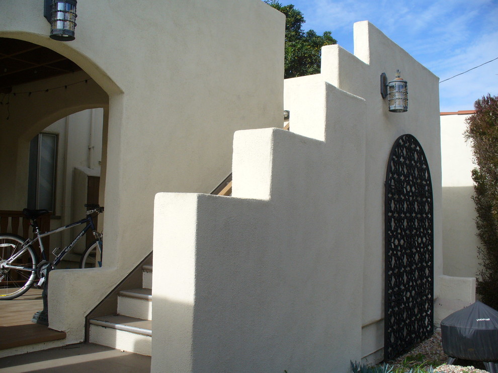 Свежая идея для дизайна: маленький, двухэтажный, белый дом в средиземноморском стиле с облицовкой из цементной штукатурки для на участке и в саду - отличное фото интерьера