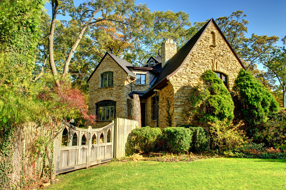 На фото: дом в классическом стиле с облицовкой из камня с