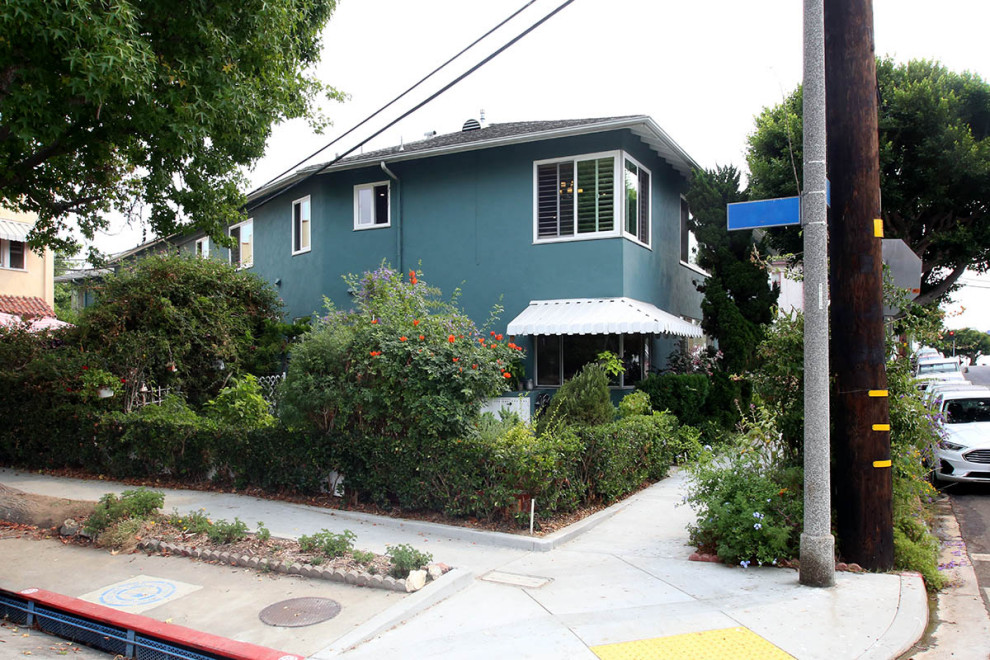 ロサンゼルスにあるお手頃価格のコンテンポラリースタイルのおしゃれな家の外観 (漆喰サイディング、緑の外壁、アパート・マンション) の写真