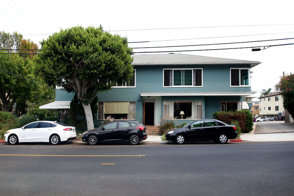 ロサンゼルスにあるお手頃価格のコンテンポラリースタイルのおしゃれな家の外観 (漆喰サイディング、緑の外壁、アパート・マンション) の写真