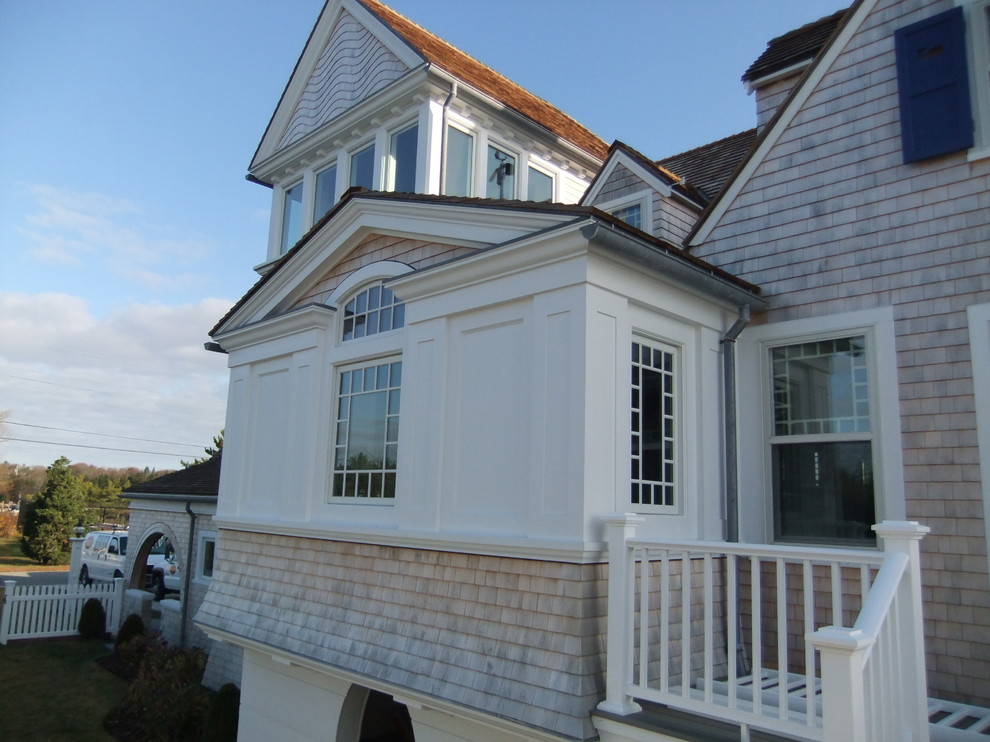 Esempio della facciata di una casa stile marinaro a tre piani