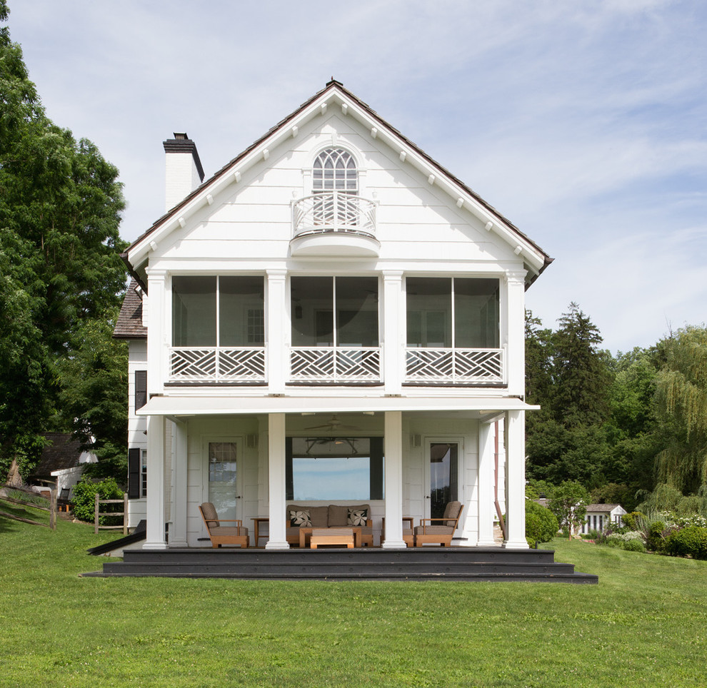 Zweistöckiges Klassisches Haus mit weißer Fassadenfarbe und Satteldach in San Francisco