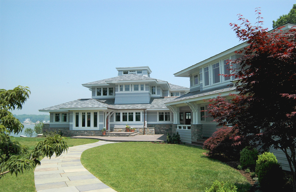 Стильный дизайн: огромный, двухэтажный, серый дом в стиле неоклассика (современная классика) с облицовкой из ЦСП и вальмовой крышей - последний тренд