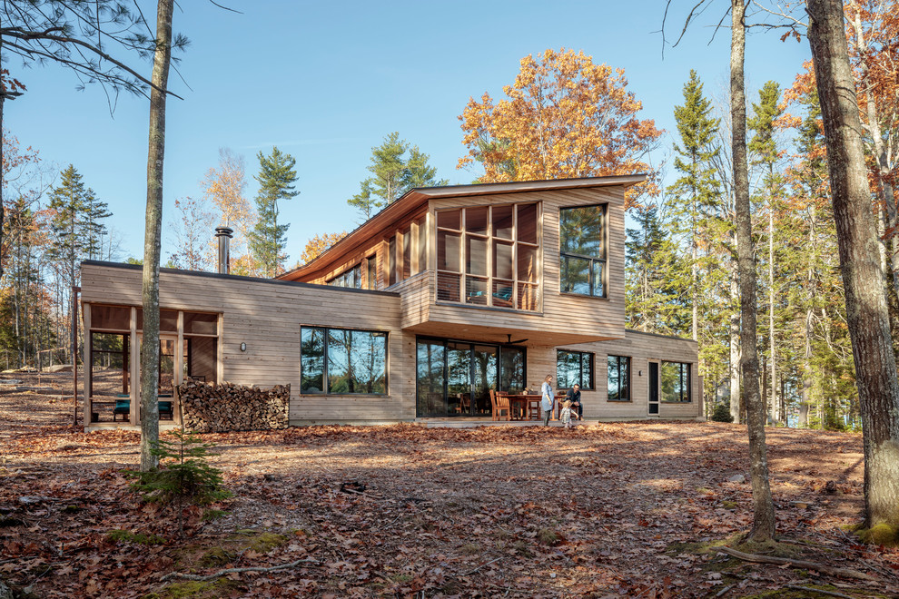 Идея дизайна: двухэтажный, деревянный, коричневый частный загородный дом в стиле рустика с односкатной крышей